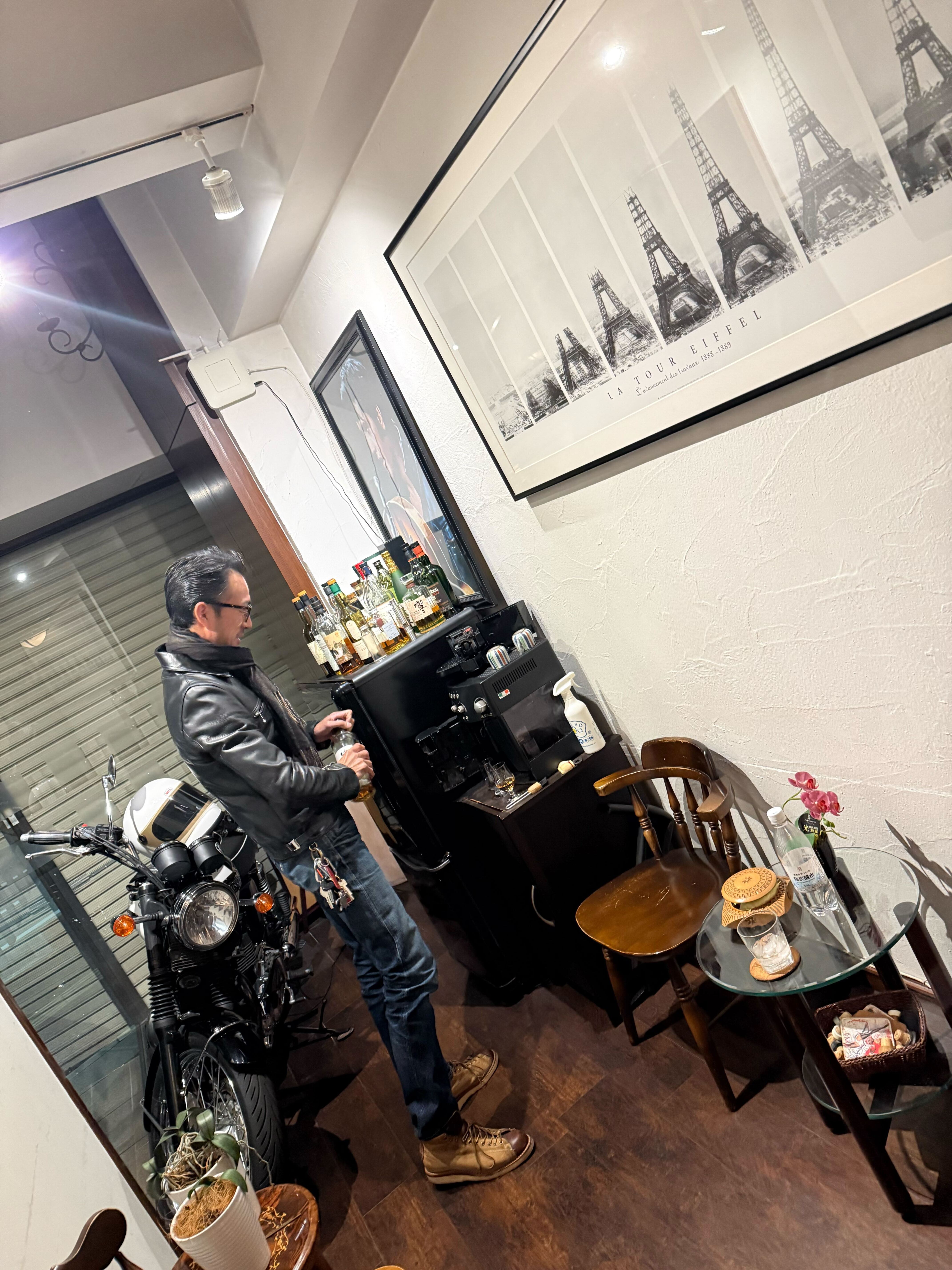 店内のTriumph Bonnevilleとバーカウンター